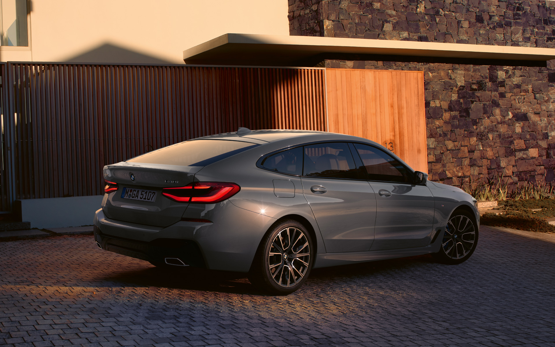 Fardizájn, BMW 6 Gran Turismo, G32, 2020 Fardizájn, BMW 6 Gran Turismo, 640i xDrive, G32, 2020, egy Bernina szürke fényezésű autó hátulnézetből