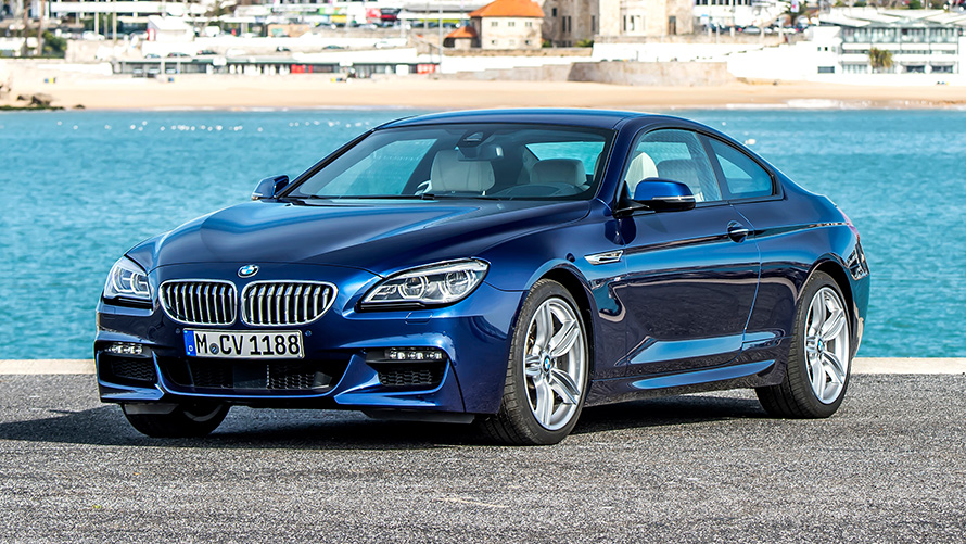 BMW 6 Coupé (F13), egy rézsútos elölnézetből látható autó tengerparttal a háttérben BMW 6 Series Coupé (F13) three-quarter front view in front of beach