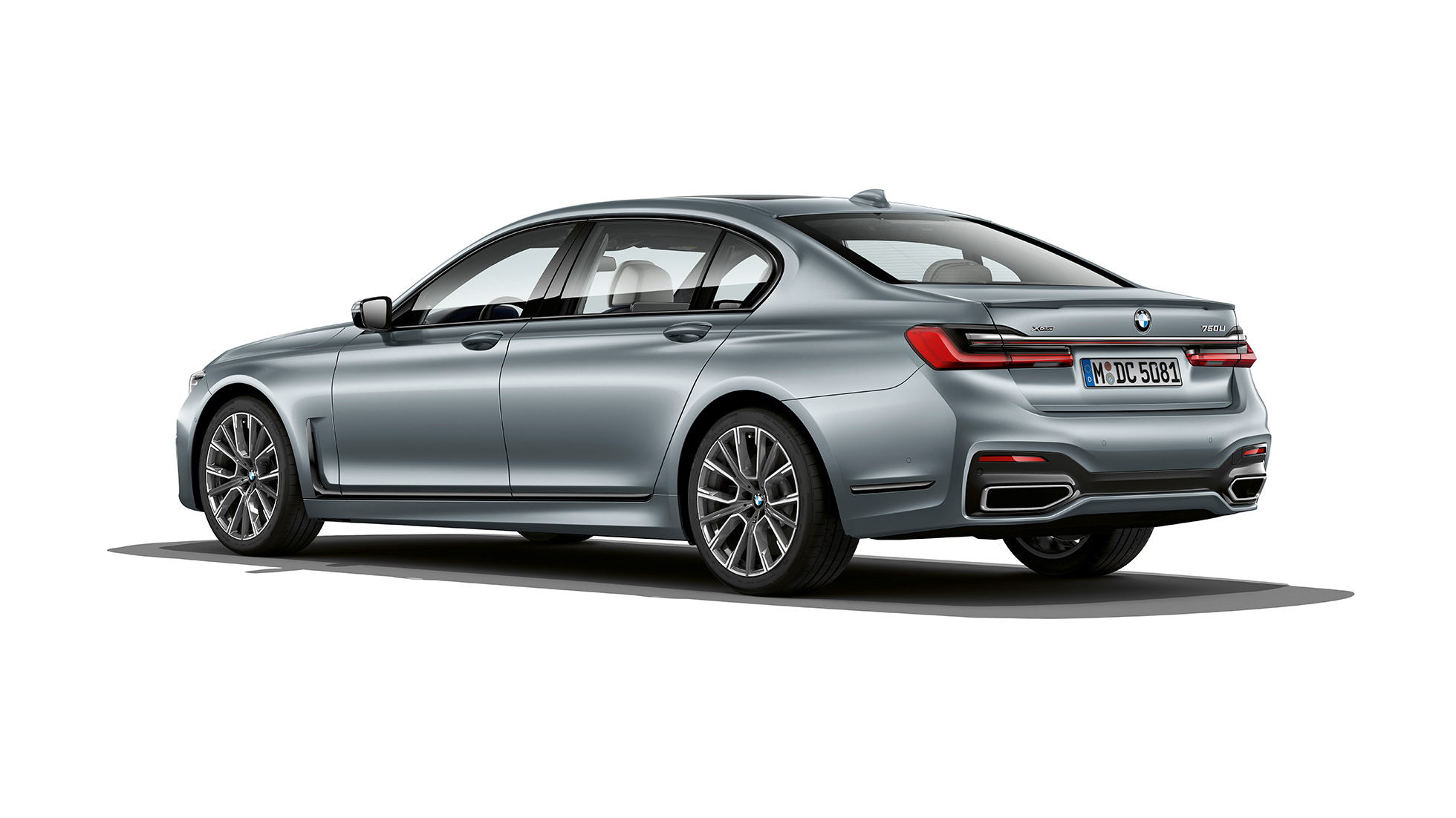 Egy M Sport csomaggal ellátott BMW 7-es Limousine, háromnegyedes hátulnézet Egy M Sport csomaggal ellátott, Frozen Bluestone metálfényezésű BMW 7 Limousine háromnegyedes hátulnézetből