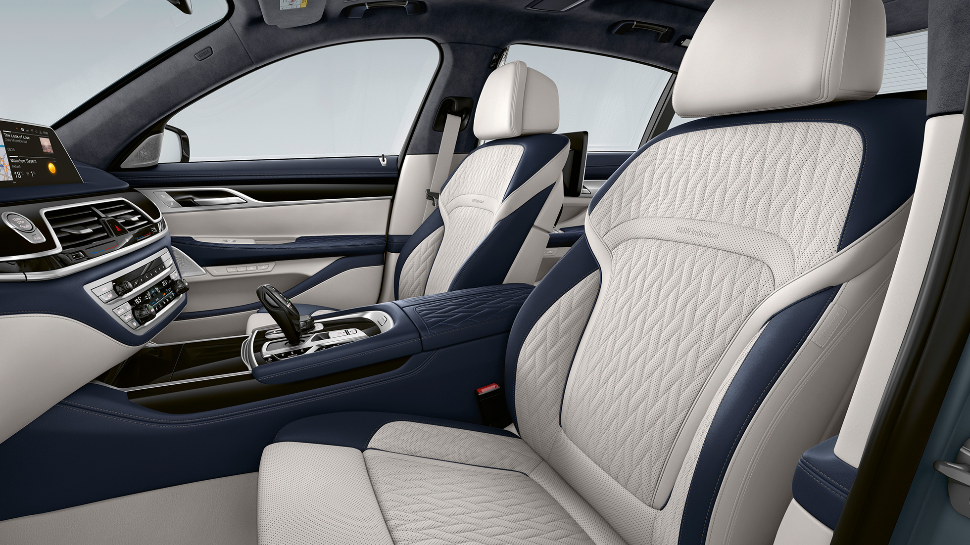Egy M Sport csomaggal ellátott BMW 7-es Limousine, bőrkárpit Egy M Sport csomaggal ellátott BMW 7 Limousine Füst fehér/Éjkék BMW Individual Merino teljes bőrkárpitja