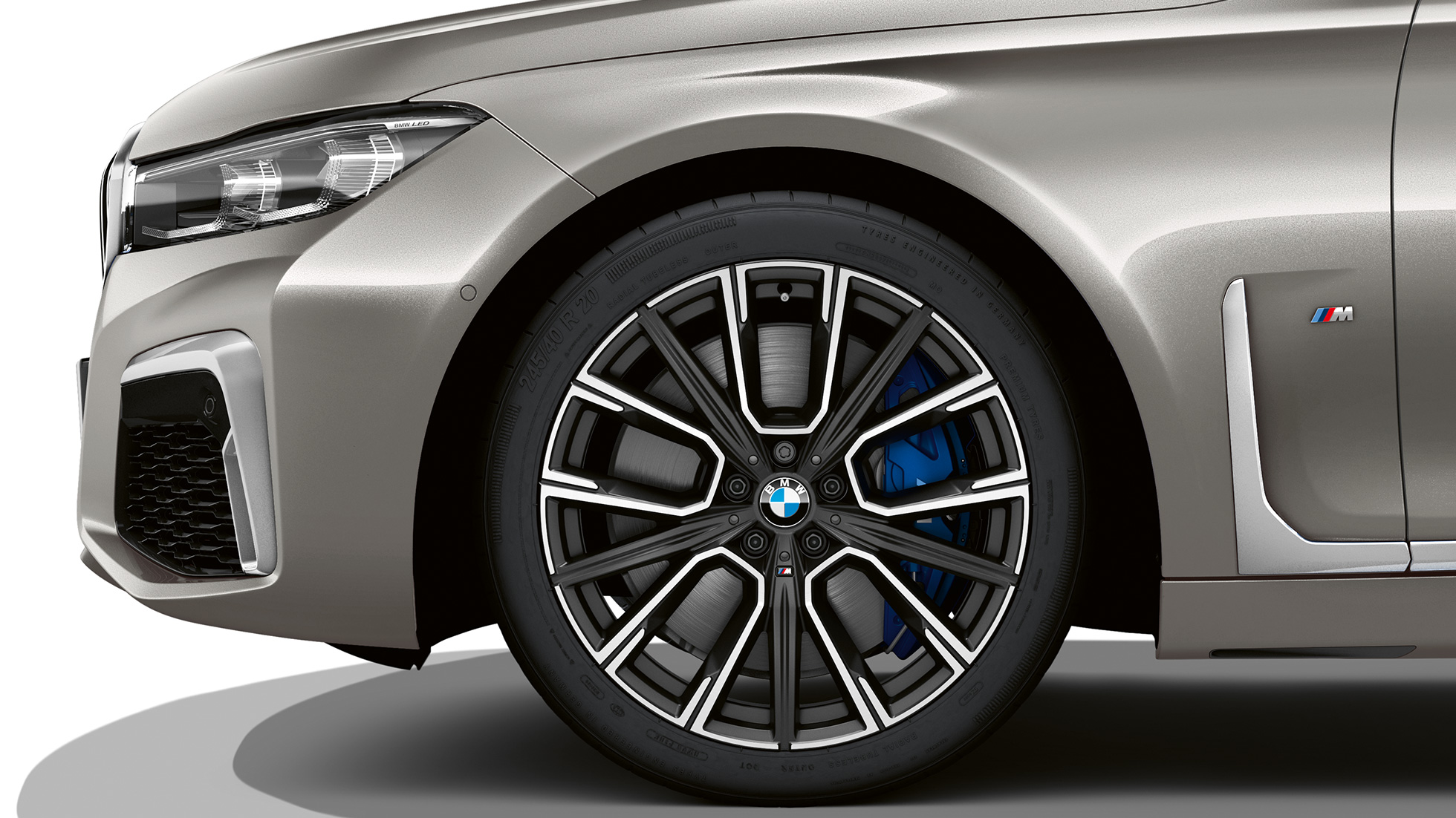 Egy M Sport csomaggal ellátott BMW 7-es Limousine, kerekek M Sport csomaggal ellátott BMW 7-es Limousine: a kerekek közelről