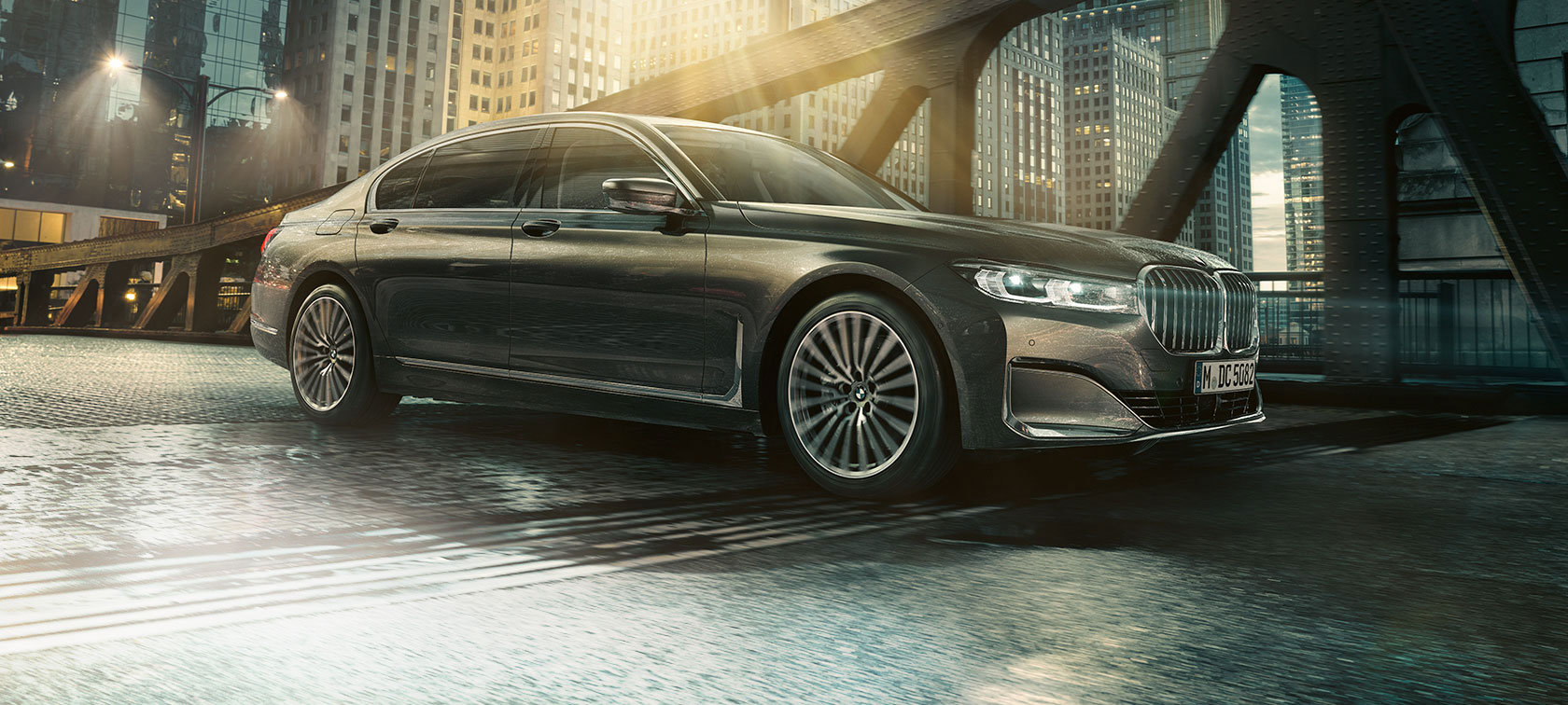 BMW 7-es Limousine, oldalnézet Egy nyitott ajtójú BMW 7-es Limousine oldalnézetből egy kivilágított szálloda előtt