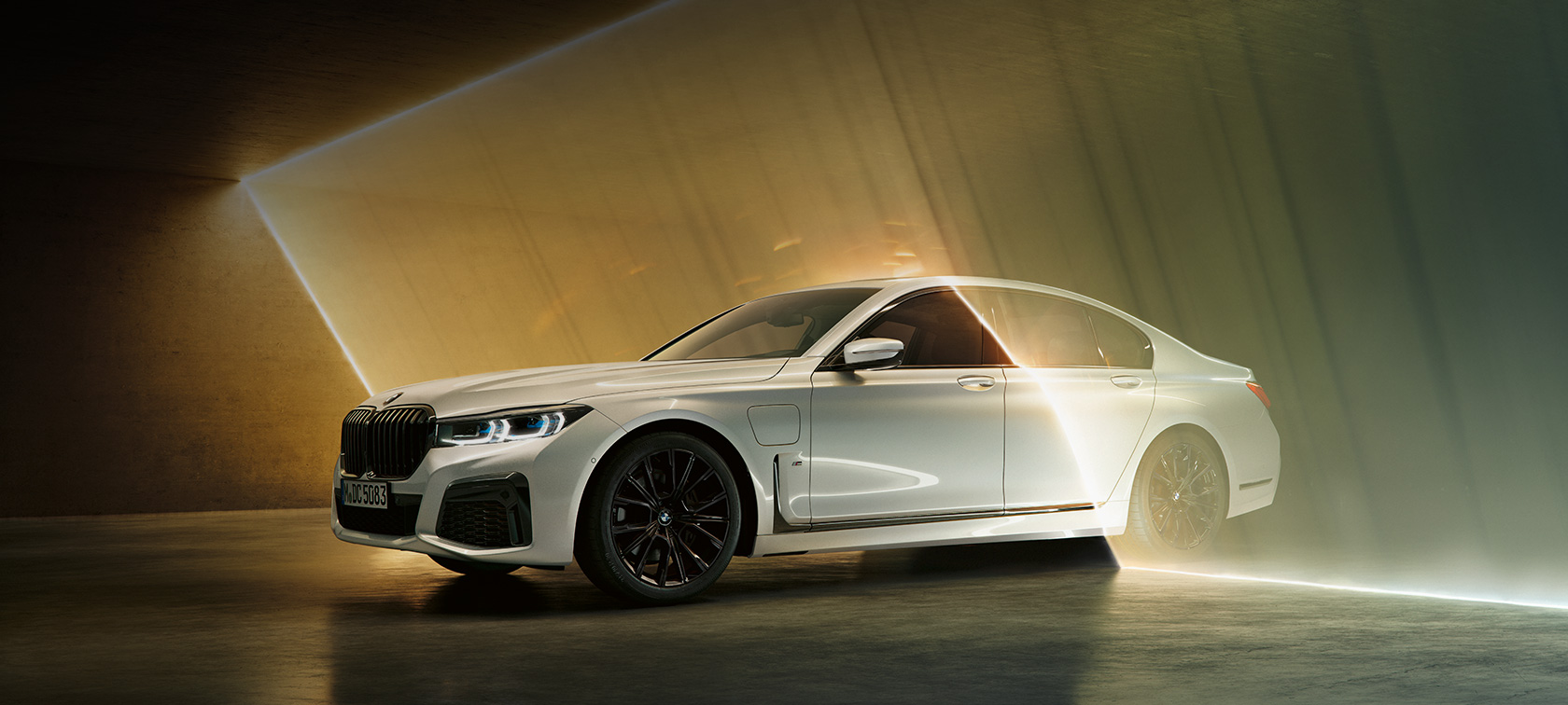 BMW 7-es Limousine, fehér, háromnegyedes elölnézet BMW 7-es Limousine: egy fehér BMW háromnegyedes elölnézetből, fénysugarakkal a háttérben