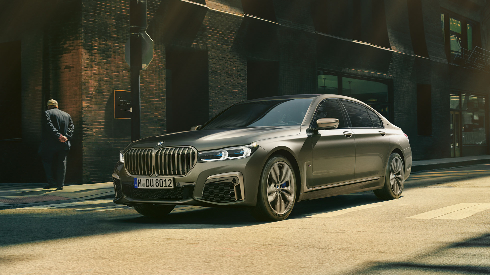 Egy BMW M760Li xDrive városi környezetben Egy rézsútos elölnézetből látható BMW M760Li xDrive halad egy városi utcán