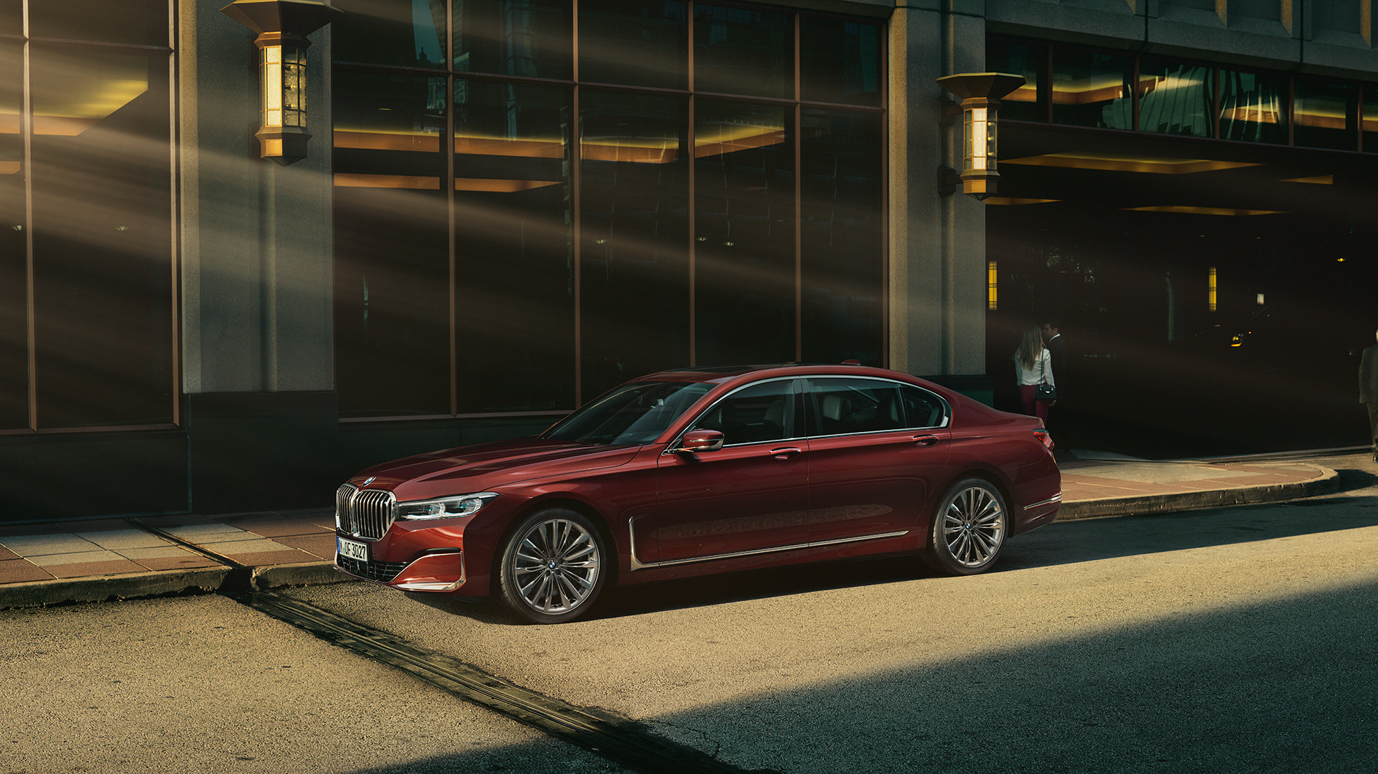 BMW Individual 7-es Limousine, oldalnézet Egy vörös BMW Individual 7-es Limousine oldalnézetből, városi környezetben