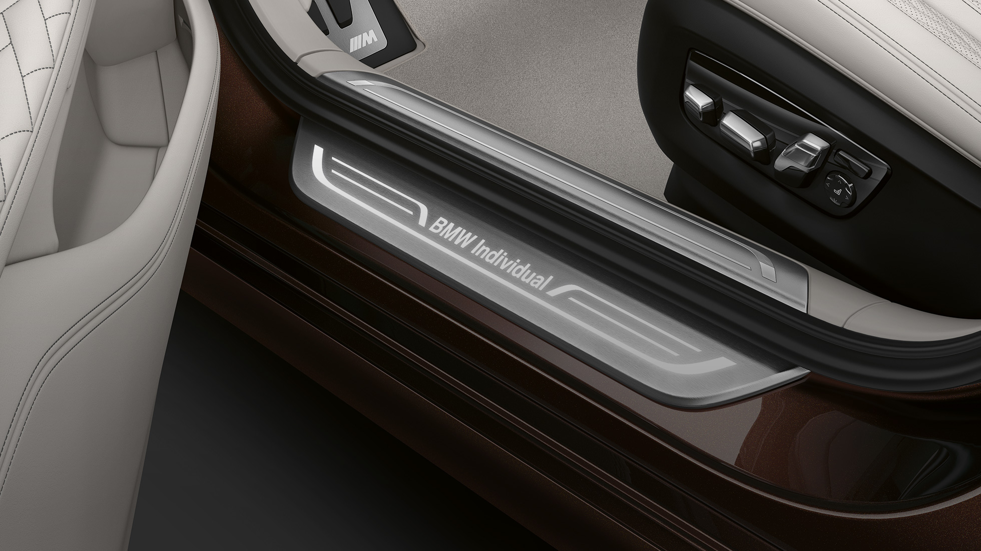 A BMW Individual 7-es Limousine ajtóküszöb-borítása BMW 7-es Limousine: „BMW Individual” feliratú ajtóküszöb-borítás
