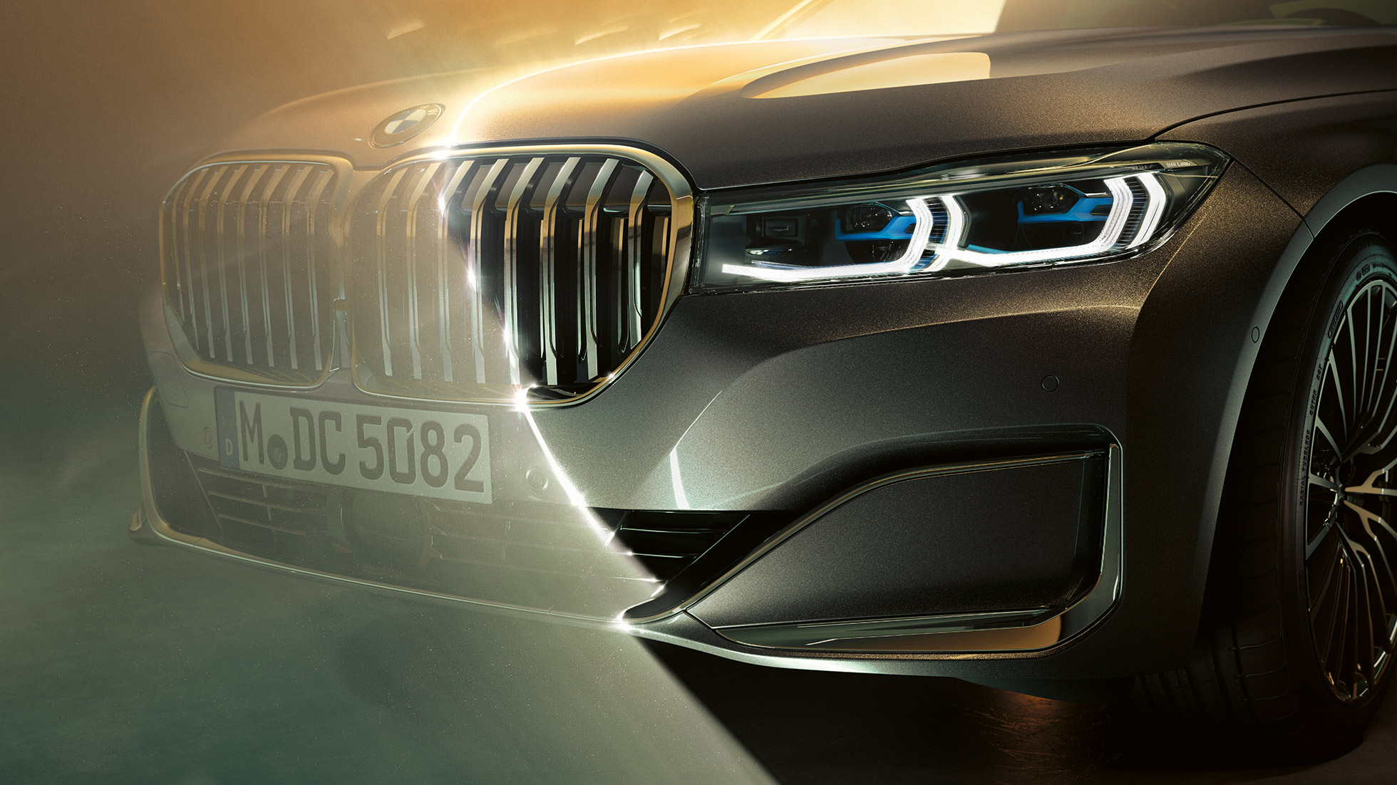 BMW 7-es Limousine, vese alakú hűtőrács és lézervilágítás BMW 7-es Limousine: a nagyméretű vese és a lézervilágítás közelről