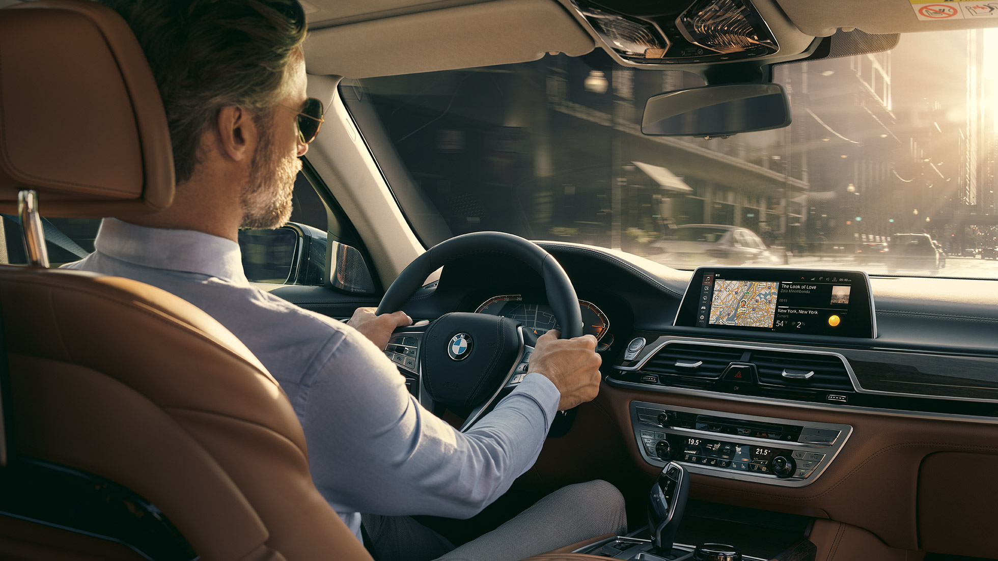 BMW 7-es Limousine, hálózati szolgáltatások BMW 7-es Limousine: egy BMW-ben ülő férfi a hálózati szolgáltatásokat használja