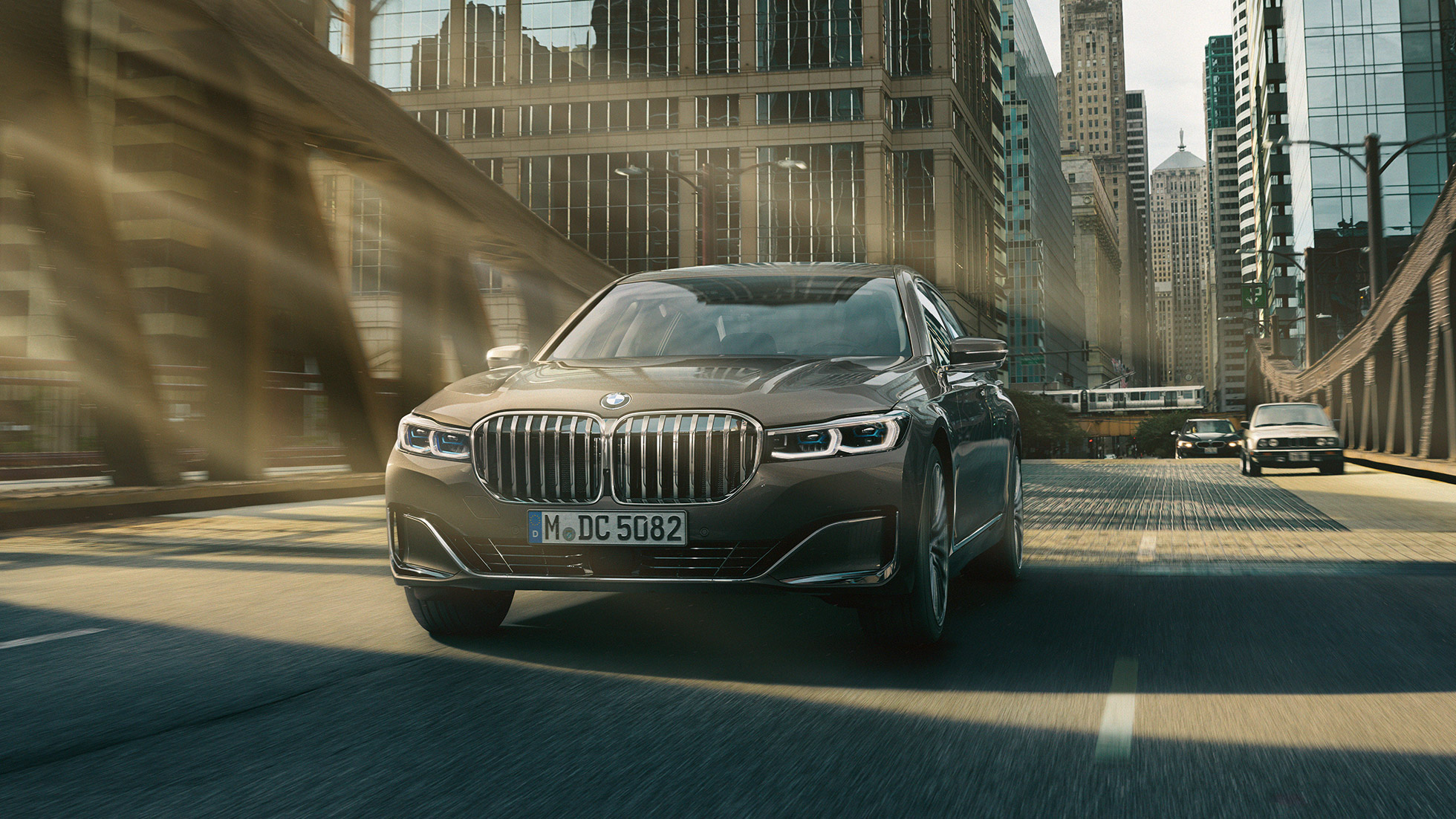 BMW 7-es Limousine, vezetőt segítő rendszerek Vezetőt segítő rendszerek: a BMW 7-es Limousine városi környezetben halad