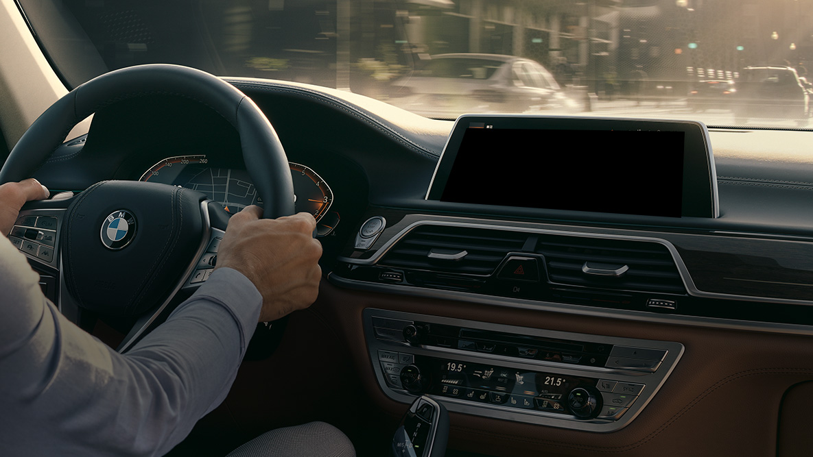 BMW Intelligens Személyi Asszisztens BMW Intelligens Személyi Asszisztens: egy férfi által vezetett BMW Live Cockpit Professional felszereltsége közelről