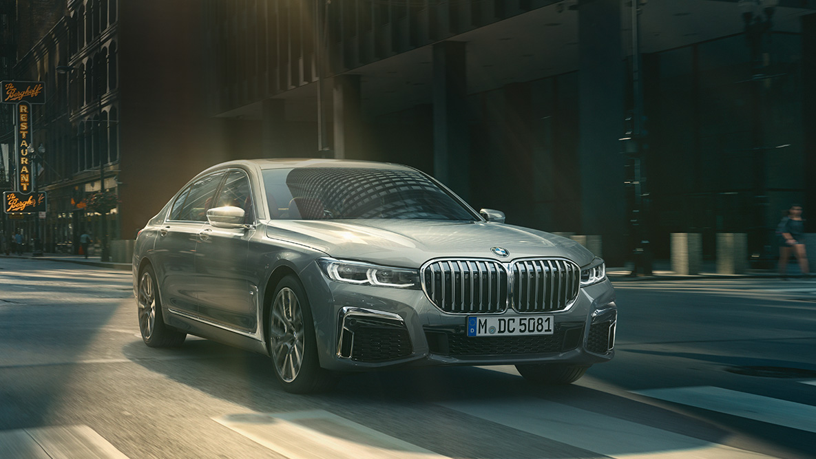 BMW 7-es Limousine, Driving Assistant Professional Driving Assistant Professional: egy elölnézetből látható BMW 7-es Limousine városi környezetben halad