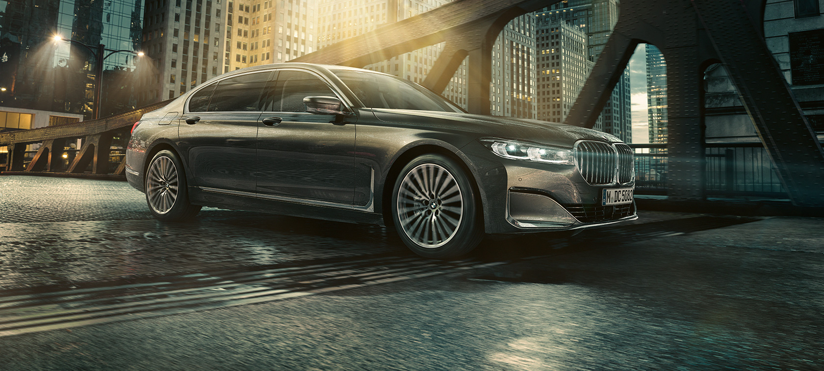 BMW 7 Limousine, oldalnézet Egy oldalnézetből látható, nyitott első ajtójú BMW 7 Limousine egy kivilágított hotel előtt