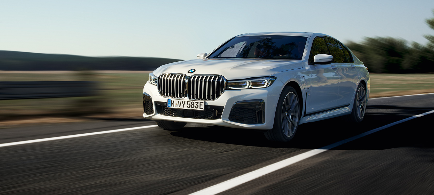 BMW 7 Limousine plug-in hibrid, G11, G12, egy mozgó autó rézsútos elölnézetből BMW 7 Limousine plug-in hibrid, G11, G12, egy utcán haladó autó rézsútos elölnézetből