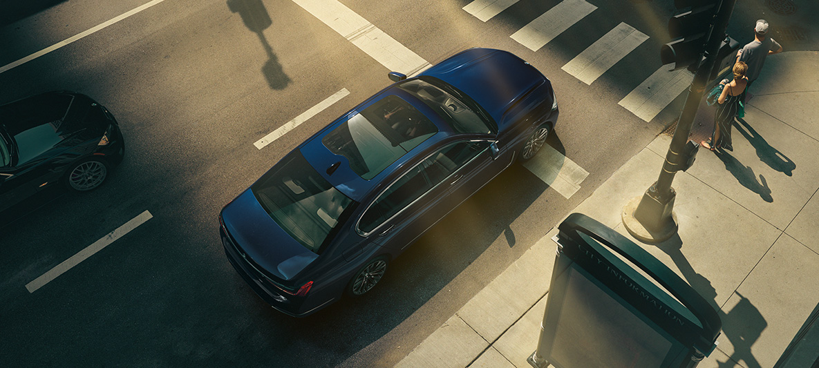 Egy BMW Individual 7 Limousine felülről Egy vörös BMW Individual 7 Limousine felülről