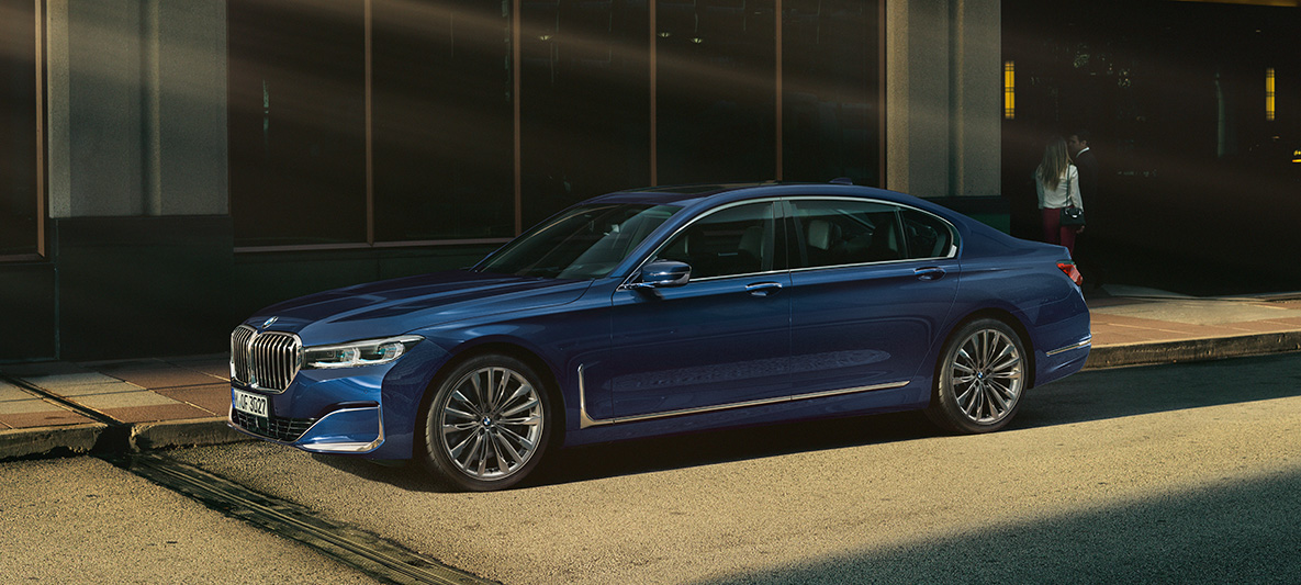 BMW Individual 7 Limousine, oldalnézet Egy vörös színű, városi környezetben látható BMW Individual 7 Limousine elölnézetből