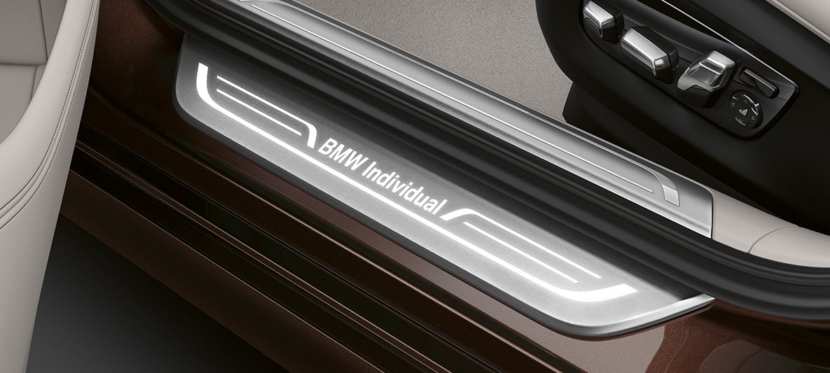 BMW Individual 7 Limousine, küszöbbelépő-burkolat BMW 7 Limousine: küszöbbelépő-burkolat „BMW Individual” felirattal