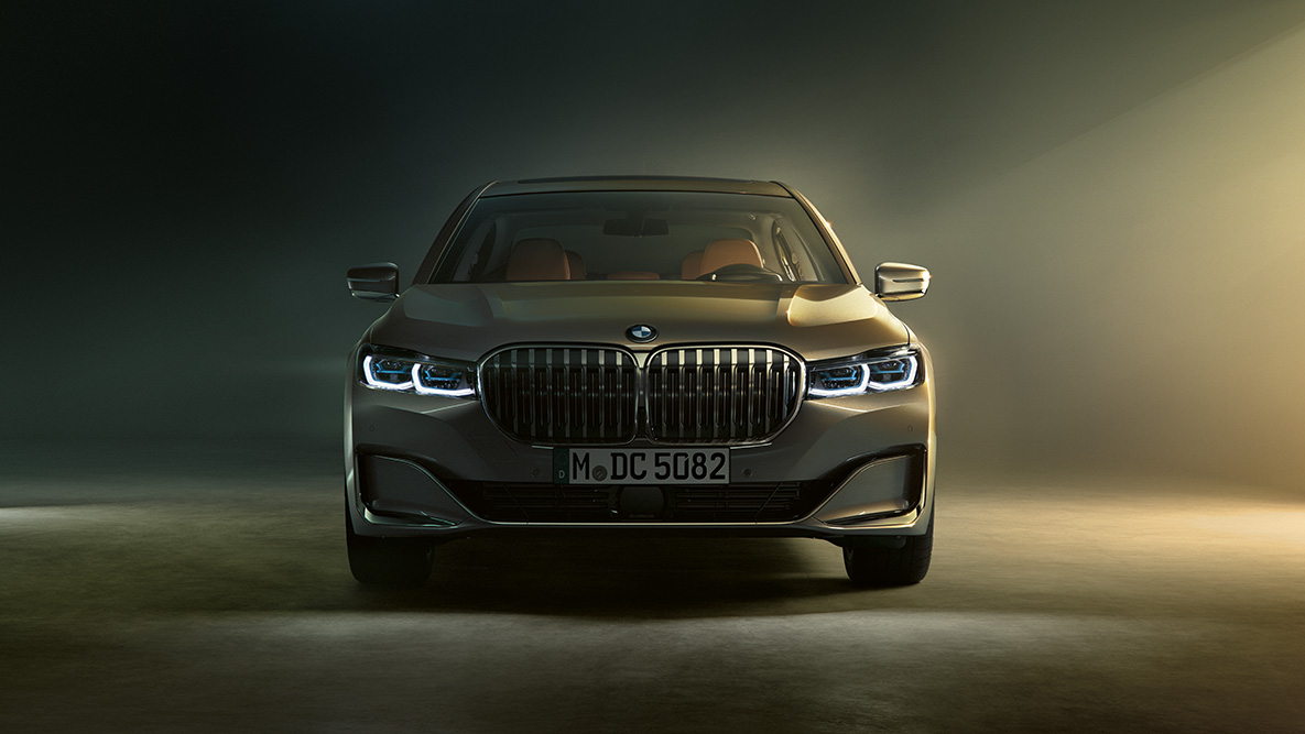 Egy BMW 7 Limousine elölnézetből BMW 7 Limousine: az autó elölről, tompított fényekkel