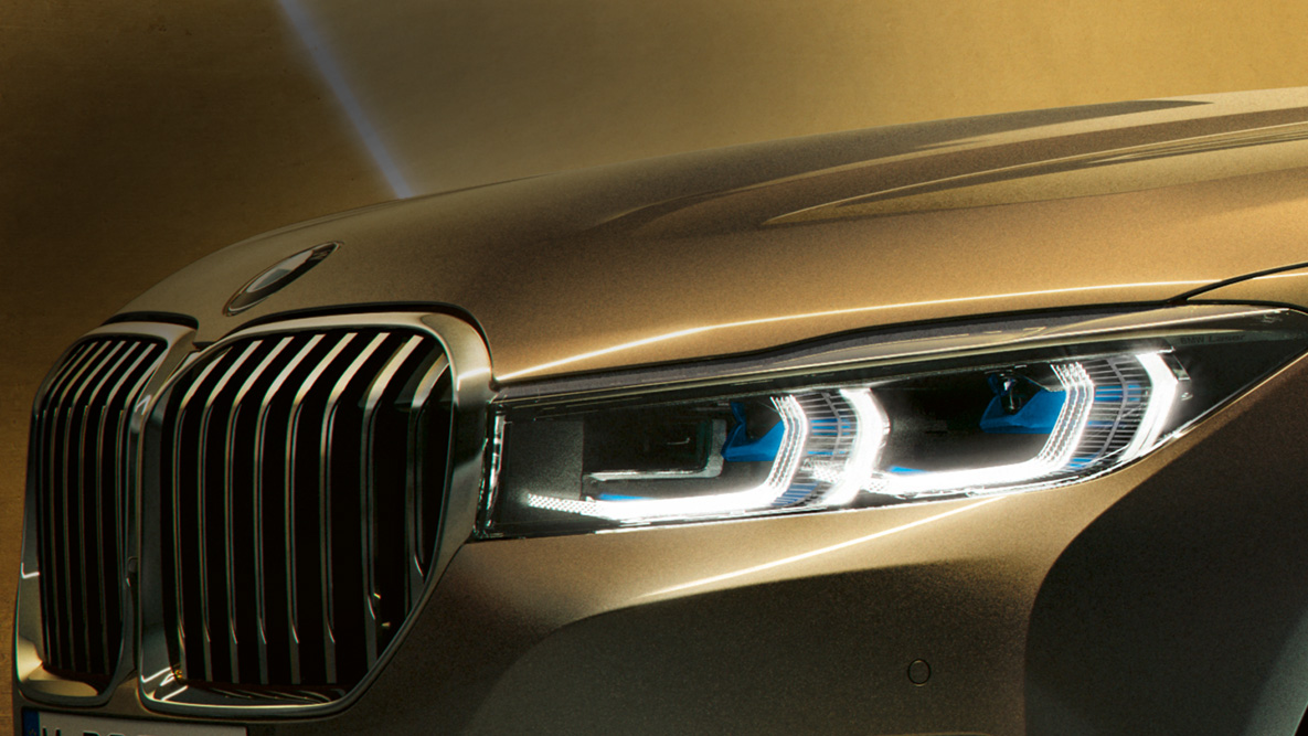 BMW 7 Limousine, lézervilágítás BMW 7 Limousine: a kékesfehér sugarakat kibocsátó lézervilágítás közelről