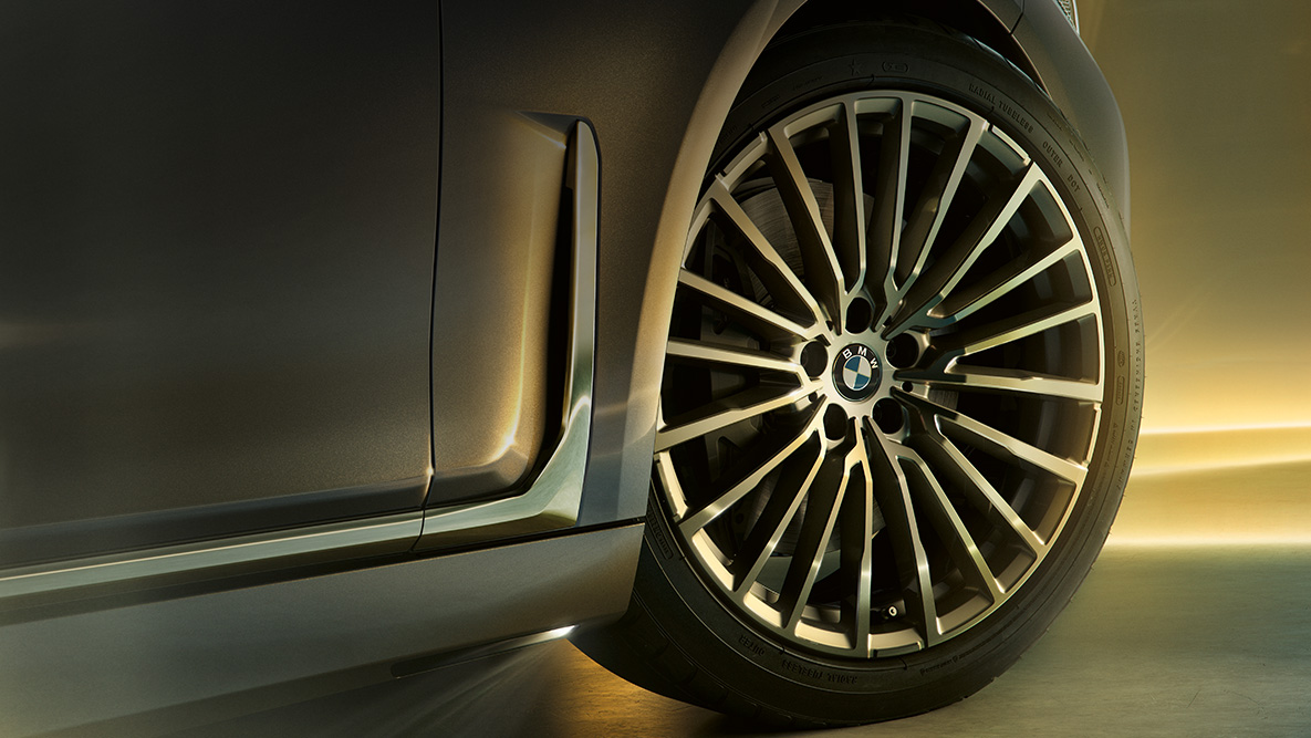 Egy BMW 7 Limousine multiküllős kerekekkel BMW 7 Limousine: a multiküllős kerekek közelről