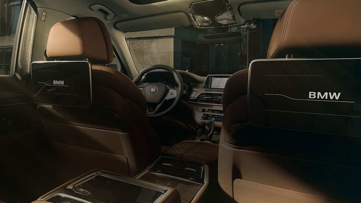 BMW 7 Limousine, Hátsó szórakoztató egység BMW 7 Limousine: a Hátsó szórakoztató egység HD Touch képernyői a hátsó ülésről nézve