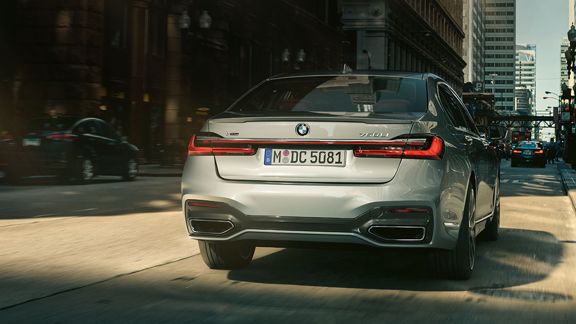 BMW 7 Limousine, Tolatási asszisztens Tolatási asszisztens: A BMW 7 Limousine hátulnézetből