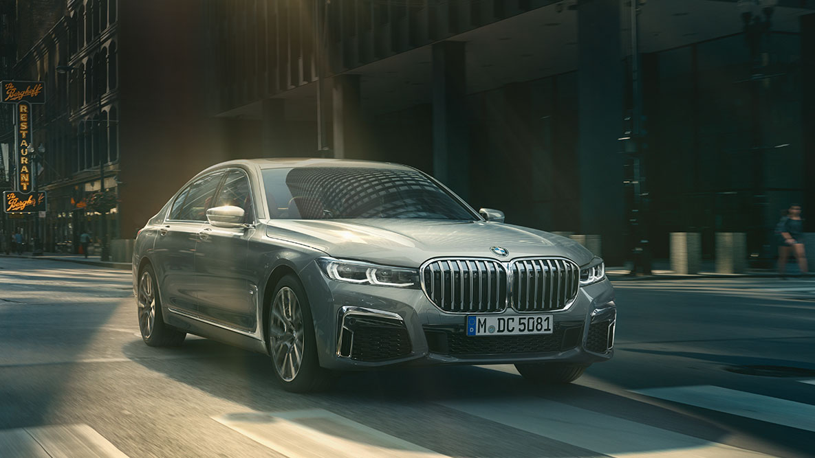 Driving Assistant Professional: egy városi környezetben haladó BMW 7 Limousine rézsútos elölnézetből BMW 7 Limousine, Driving Assistant Professional