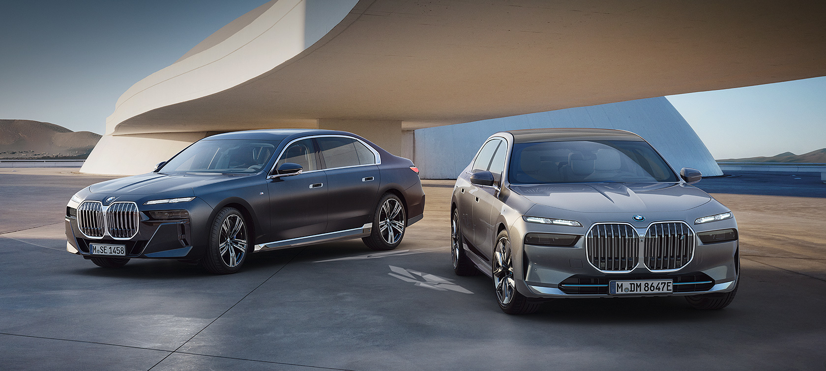 BMW 7 Limousine (G70), BMW i7 (G70), egy álló autó rézsútos elölnézetből BMW 7 Limousine (G70), BMW i7 (G70), egy álló autó rézsútos elölnézetből