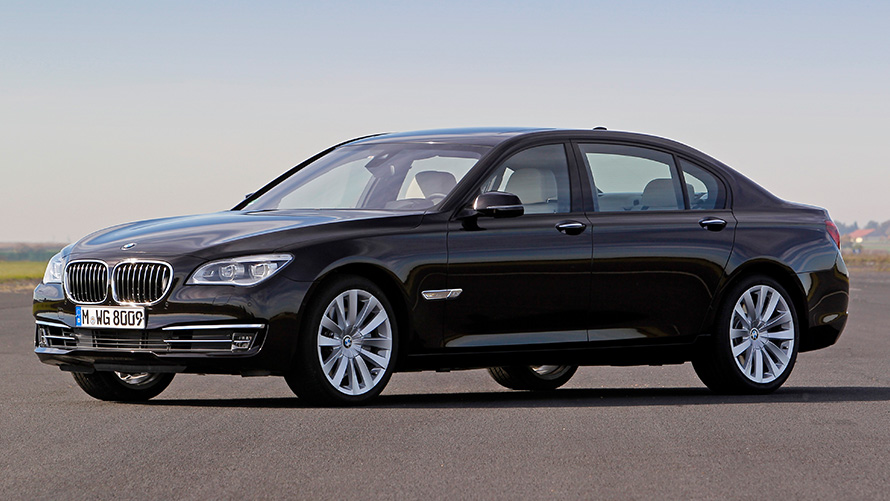 Egy álló BMW 7 Limousine (F02) rézsútos oldalnézetből Egy álló BMW 7 Limousine (F02) rézsútos oldalnézetből