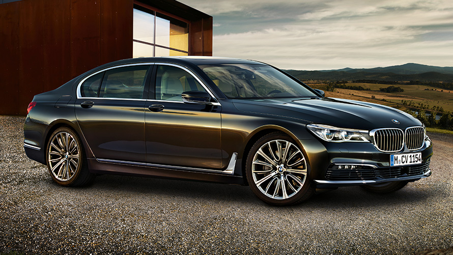 Egy álló BMW 7 Limousine (G12) rézsútos oldalnézetből Egy álló BMW 7 Limousine (G12) rézsútos oldalnézetből