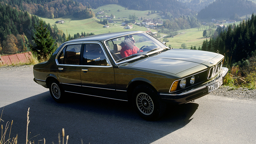 BMW 7 Limousine (E23), egy mozgó autó rézsútos oldalnézetből BMW 7 Limousine (E23), egy mozgó autó rézsútos oldalnézetből