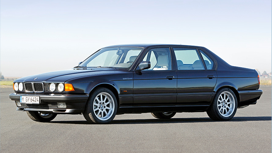 Egy álló BMW 7 Limousine (E23) rézsútos oldalnézetből Egy álló BMW 7 Limousine (E23) rézsútos oldalnézetből