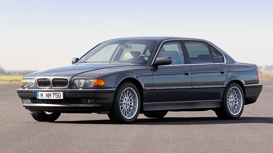 Egy álló BMW 7 Limousine (E38) rézsútos oldalnézetből Egy álló BMW 7 Limousine (E38) rézsútos oldalnézetből