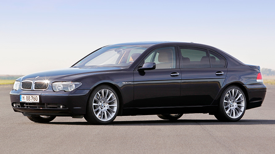 Egy álló BMW 7 Limousine (E66) rézsútos oldalnézetből Egy álló BMW 7 Limousine (E66) rézsútos oldalnézetből