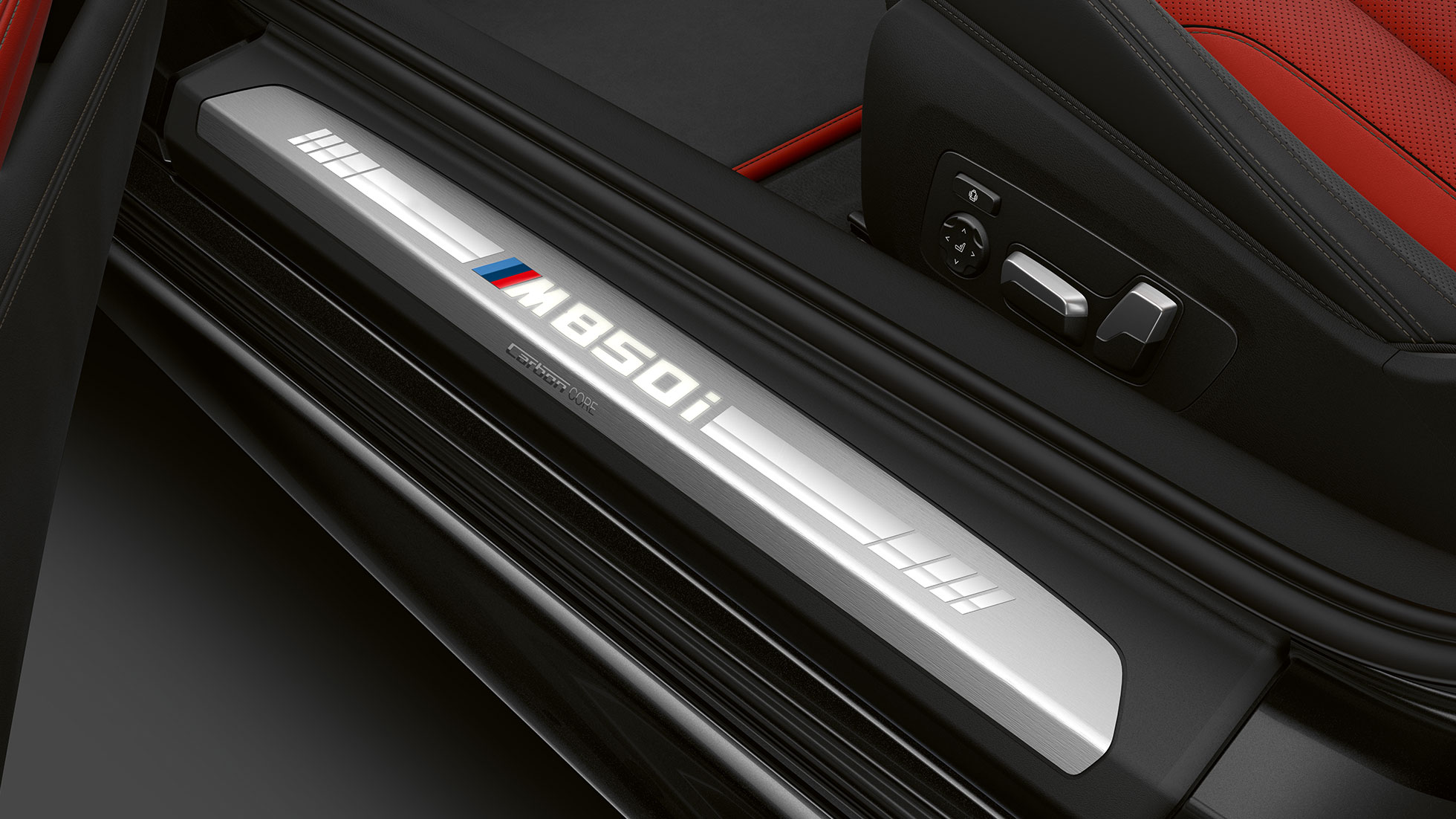 BMW M850i xDrive, Karbonfekete metál, ajtóküszöb. BMW M850i xDrive, Karbonfekete metál, ajtóküszöb.