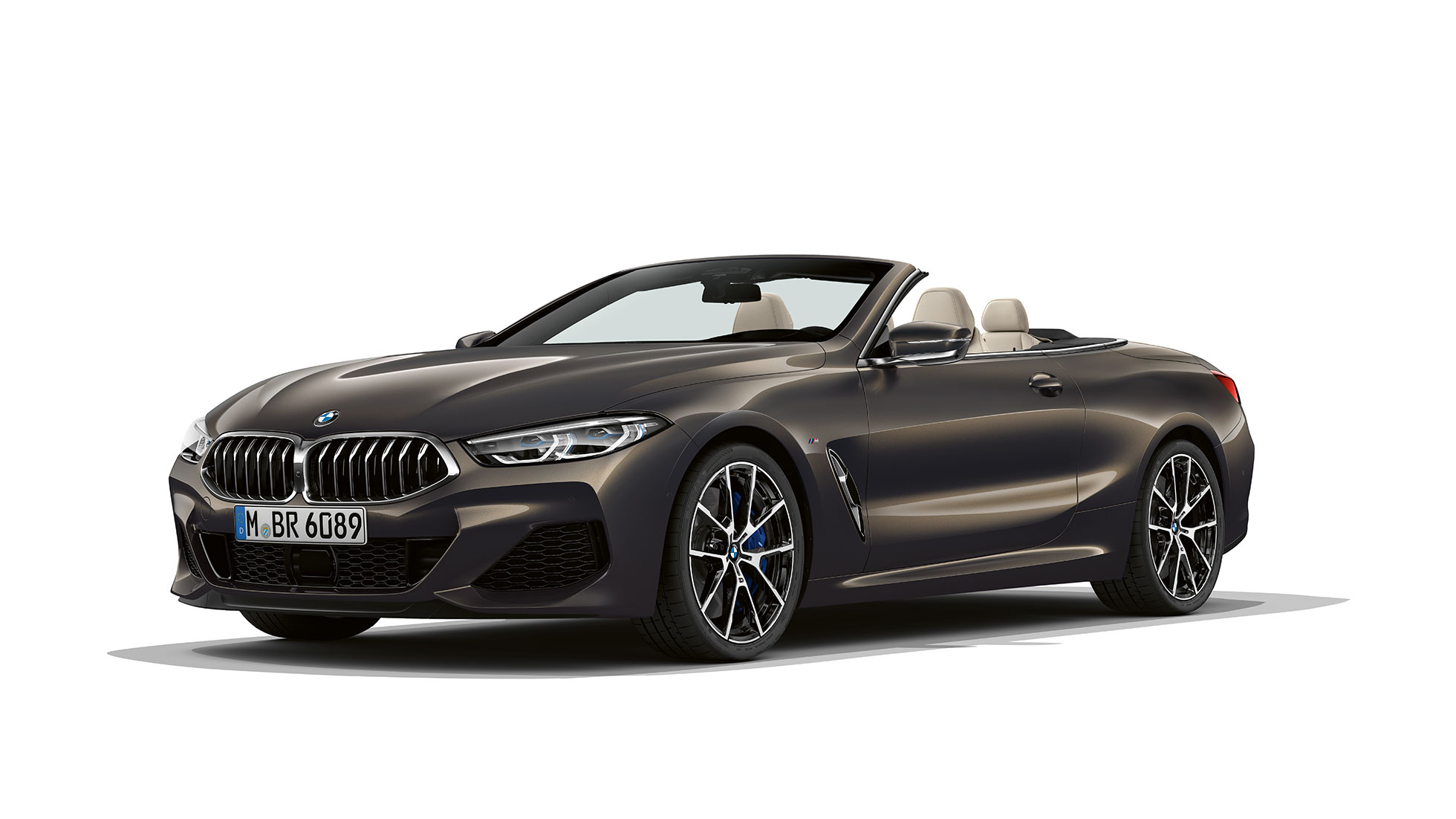 BMW M850i xDrive, Dravit szürke metál, háromnegyedes elölnézet. BMW M850i xDrive, Dravit szürke metál, háromnegyedes elölnézet.