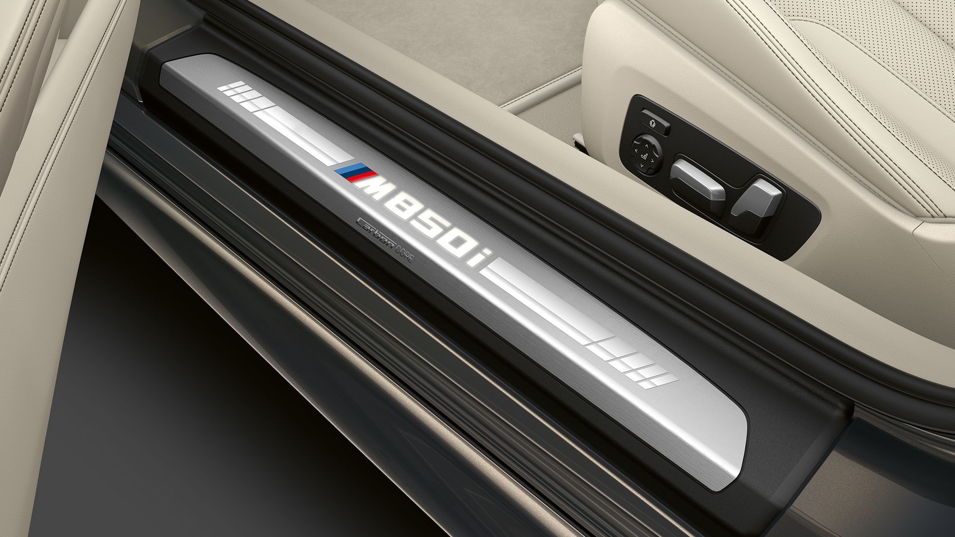 BMW M850i xDrive, Dravit szürke metál, ajtóküszöb. BMW M850i xDrive, Dravit szürke metál, ajtóküszöb.