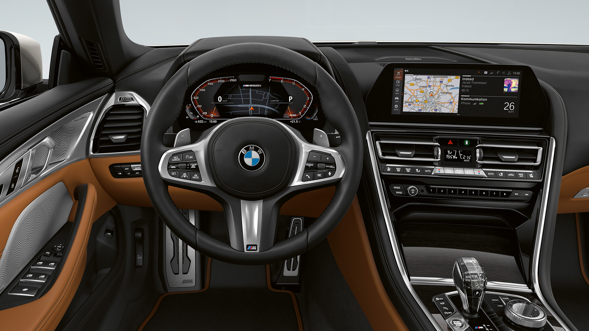 BMW M850i xDrive, Kristály fehér metál, műszerfal az M bőrkormánnyal. BMW M850i xDrive, Kristály fehér metál, műszerfal az M bőrkormánnyal.