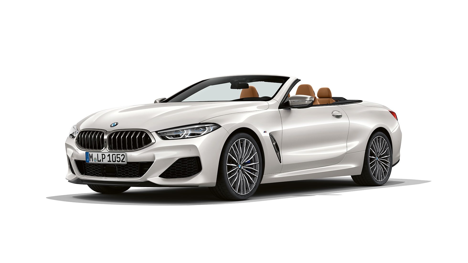 BMW M850i xDrive, Kristály fehér metál, háromnegyedes elölnézet. BMW M850i xDrive, Kristály fehér metál, háromnegyedes elölnézet.