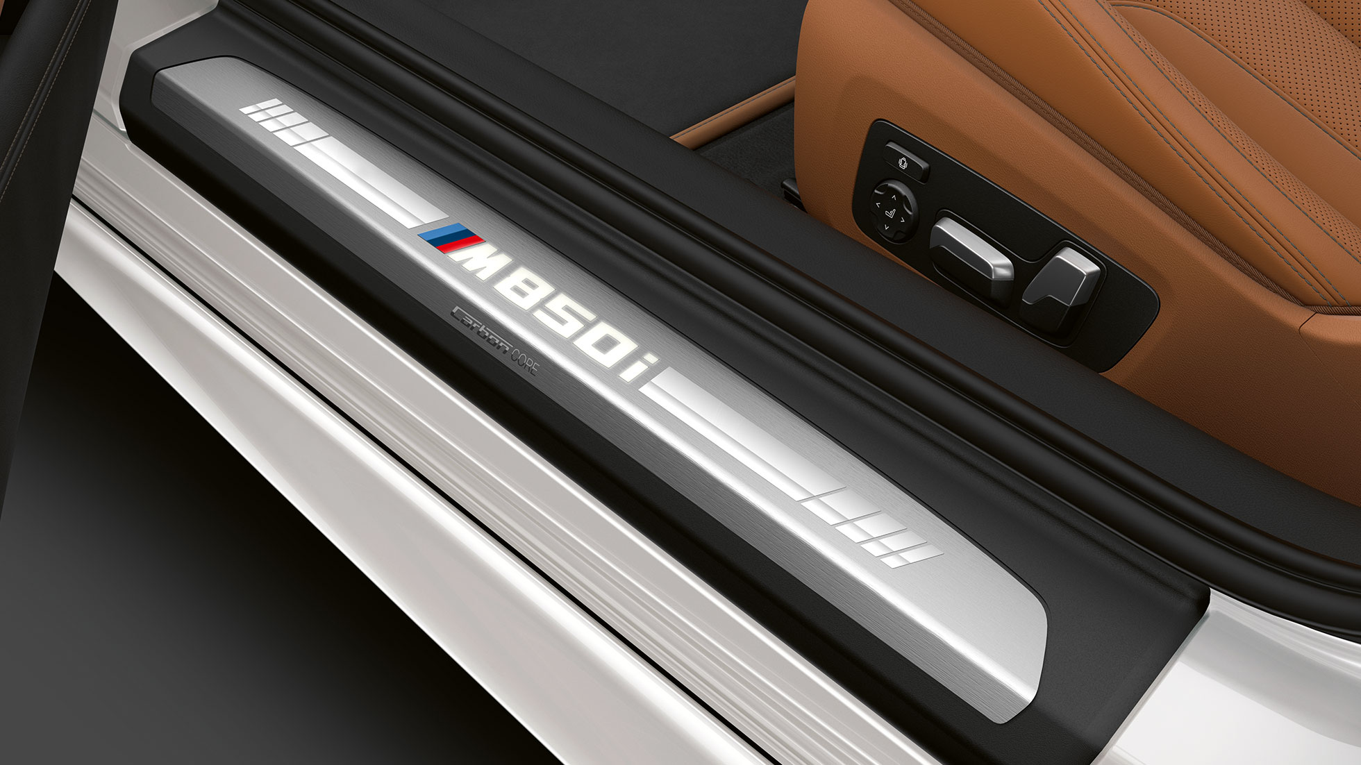 BMW M850i xDrive, Kristály fehér metál, ajtóküszöb. BMW M850i xDrive, Kristály fehér metál, ajtóküszöb.