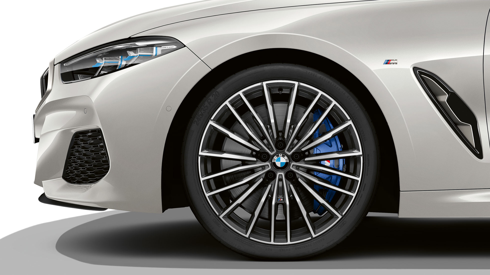 BMW M850i xDrive, Kristály fehér metál, 20” méretű multiküllős 729 M könnyűfém keréktárcsák. BMW M850i xDrive, Kristály fehér metál, 20” méretű multiküllős 729 M könnyűfém keréktárcsák.