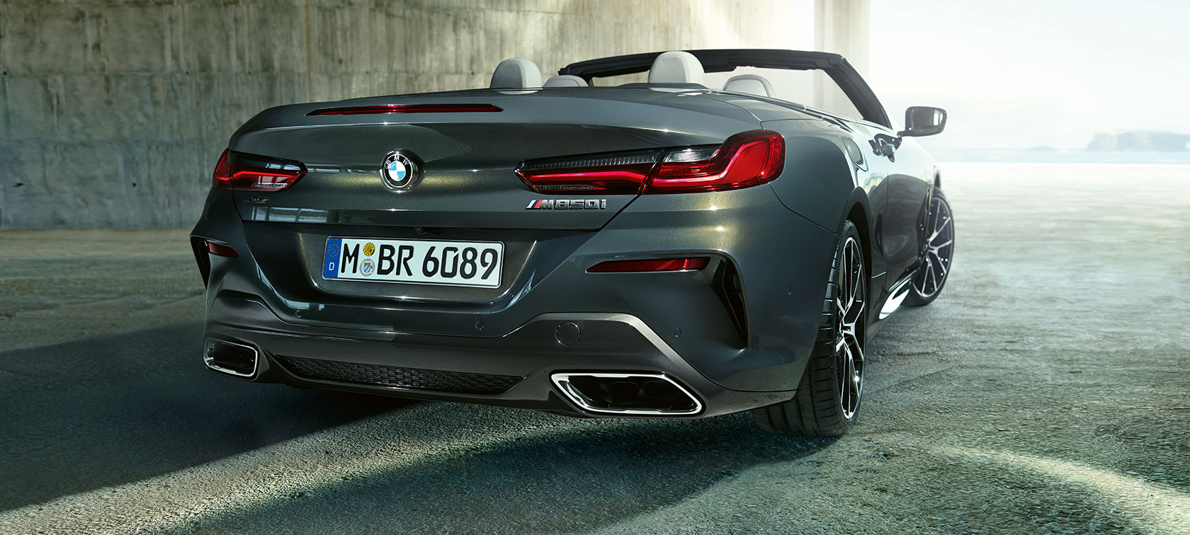 BMW M850i xDrive, Dravit szürke metál, háromnegyedes hátulnézet. BMW M850i xDrive, Dravit szürke metál, háromnegyedes hátulnézet.