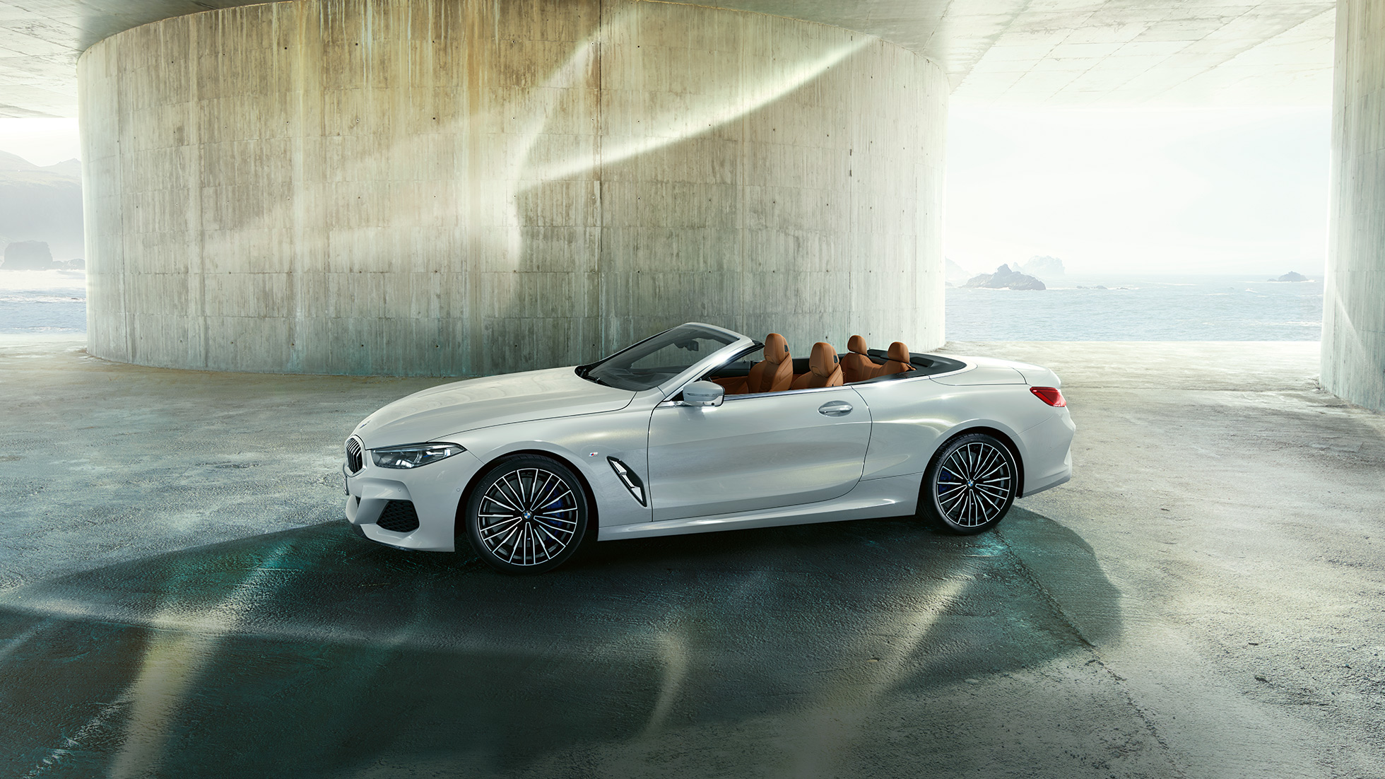 BMW M850i xDrive, Kristály fehér metál, oldalnézet nyitott vászontetővel. BMW M850i xDrive, Kristály fehér metál, oldalnézet nyitott vászontetővel.