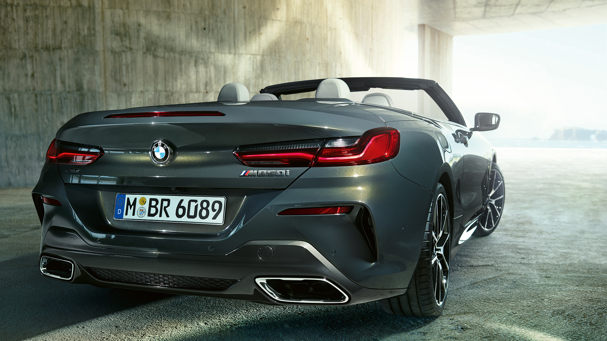 BMW M850i xDrive, Dravit szürke metál, háromnegyedes, jobb oldali hátulnézet. BMW M850i xDrive, Dravit szürke metál, háromnegyedes, jobb oldali hátulnézet.