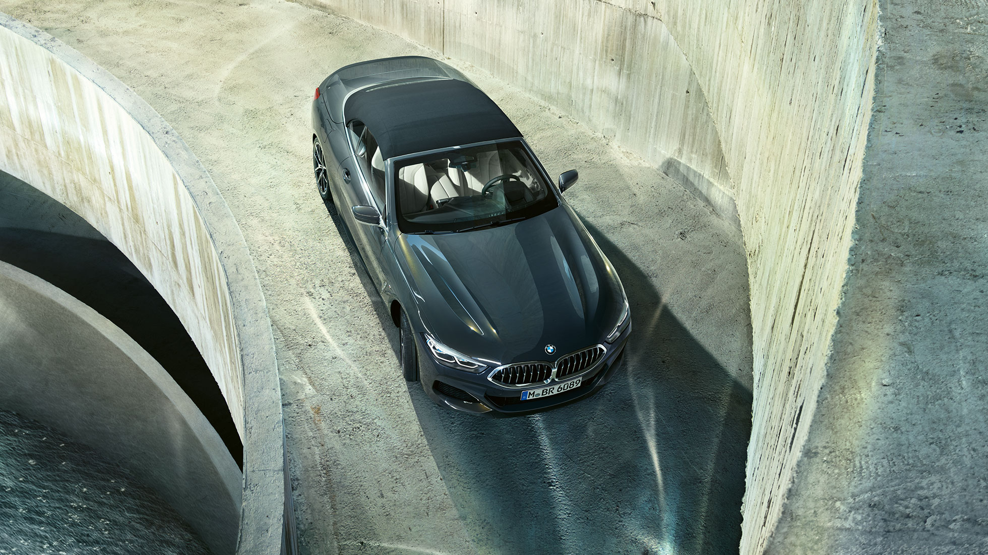 BMW M850i xDrive, Dravit szürke metál, fekete vászontetővel, felülnézet. BMW M850i xDrive, Dravit szürke metál, fekete vászontetővel, felülnézet.