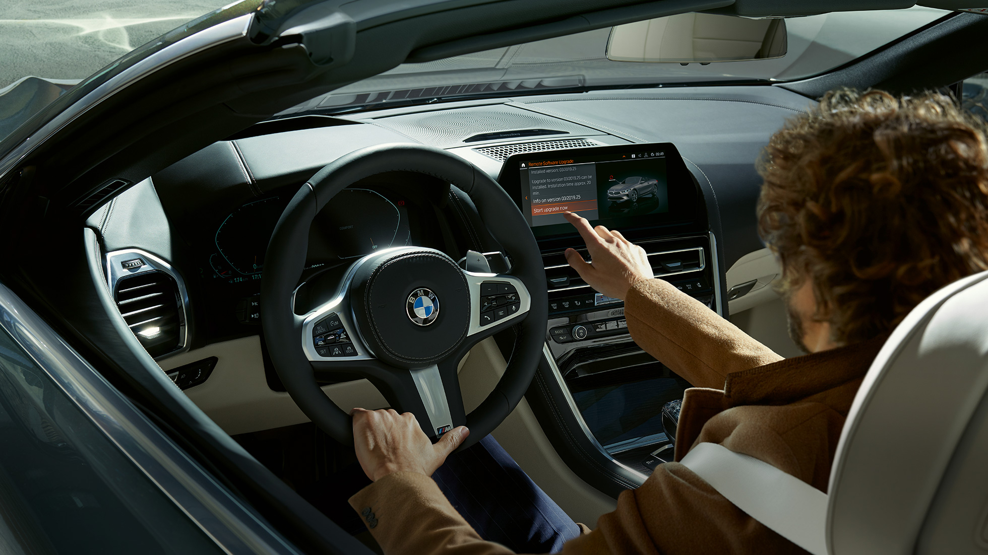 BMW M850i xDrive, a vezető érintéssel vezérli a BMW Live Cockpit Professionalt. BMW M850i xDrive, a vezető érintéssel vezérli a BMW Live Cockpit Professionalt.