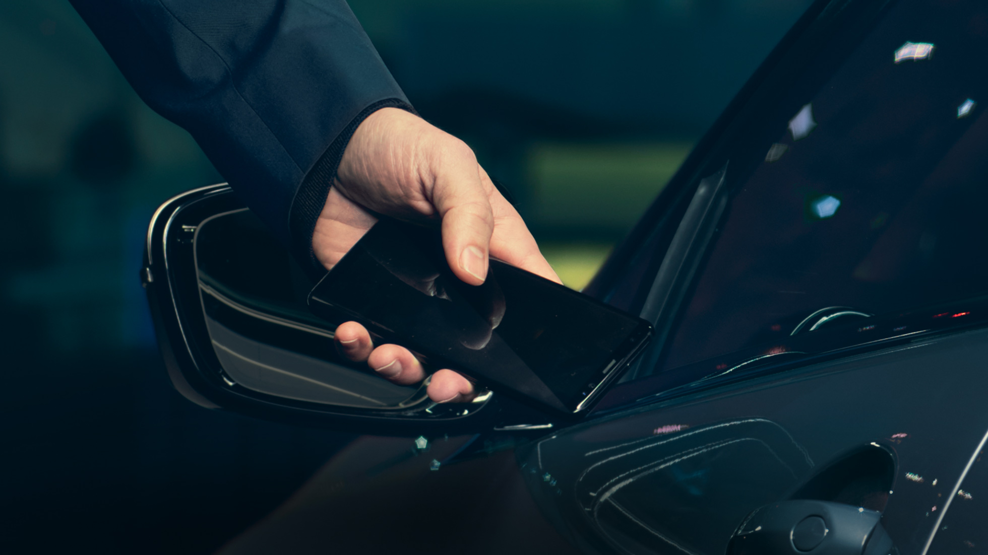 BMW M850i xDrive, a vezető az okostelefonra telepített Digitális kulccsal nyitja a járművet. BMW M850i xDrive, a vezető az okostelefonra telepített Digitális kulccsal nyitja a járművet.