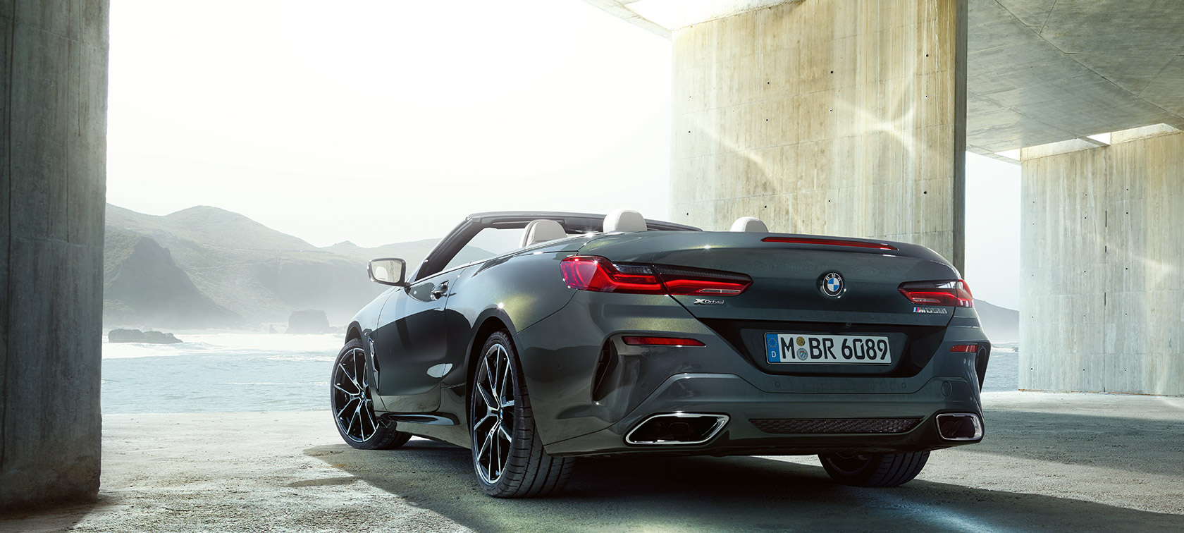 BMW M850i xDrive, Dravit szürke metál, háromnegyedes, bal oldali hátulnézet. BMW M850i xDrive, Dravit szürke metál, háromnegyedes, bal oldali hátulnézet.