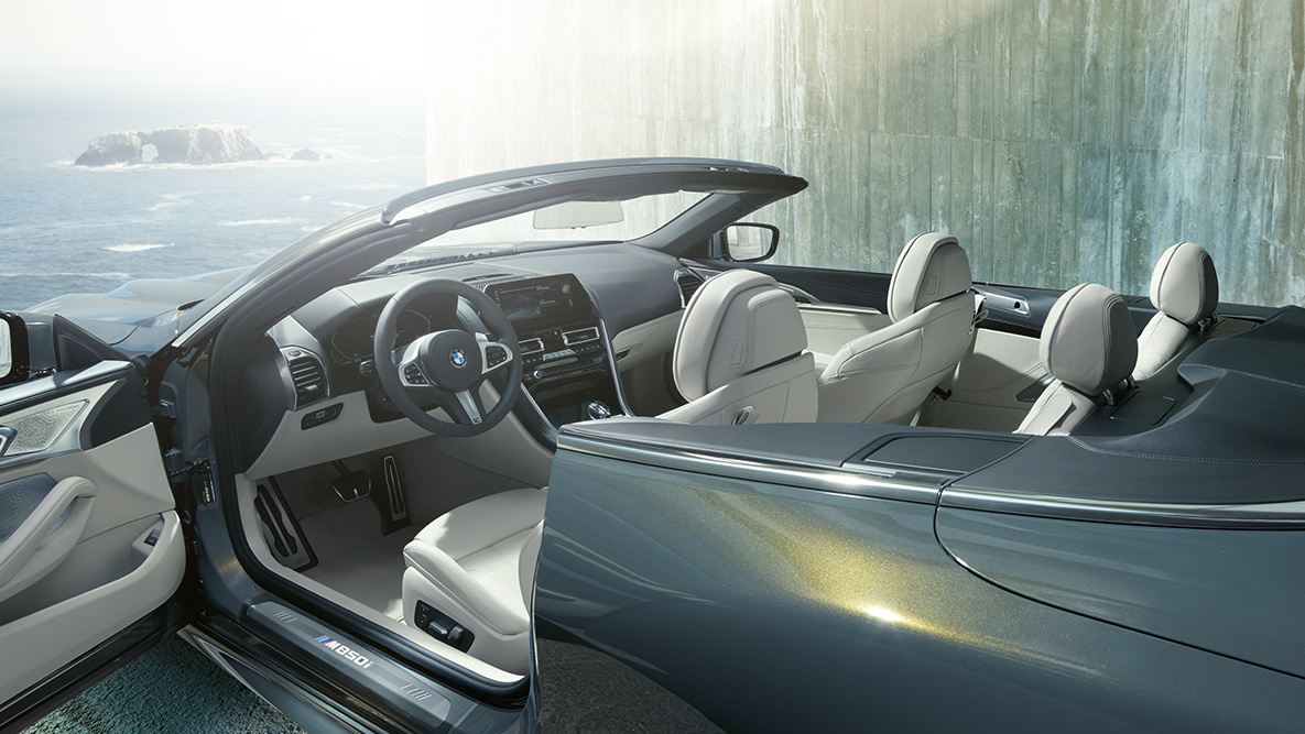 BMW M850i xDrive, Dravit szürke metál, belső tér, nyitott vászontető és ajtó. BMW M850i xDrive, Dravit szürke metál, belső tér, nyitott vászontető és ajtó.