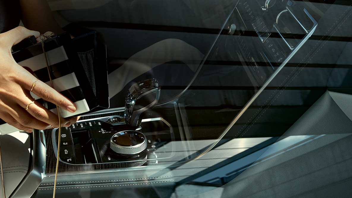 BMW M850i xDrive, belső tér, CraftedClarity üveg díszítőelemek, nyitott retikülös nő. BMW M850i xDrive, belső tér, CraftedClarity üveg díszítőelemek, nyitott retikülös nő.