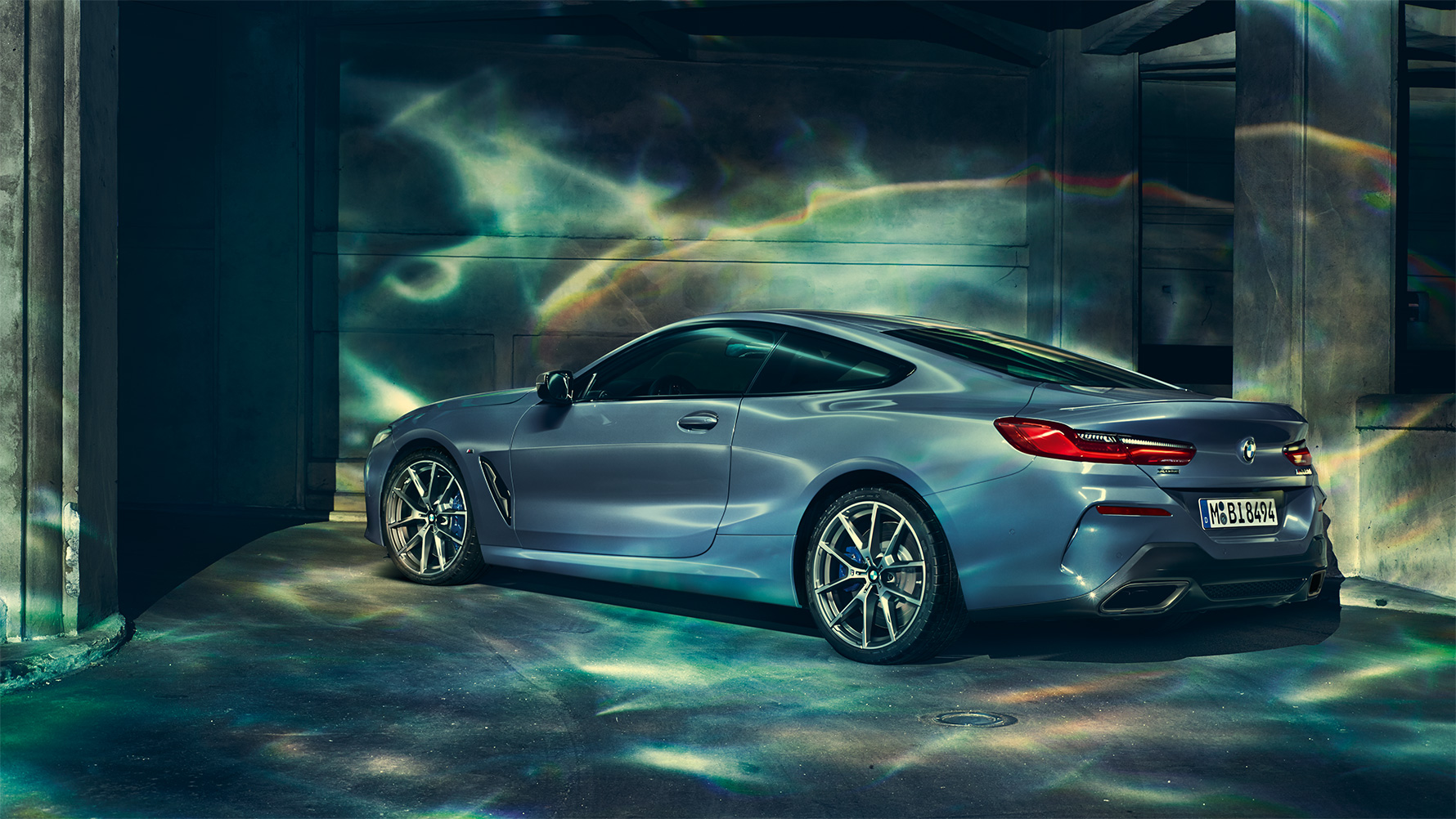 8-as BMW, háromnegyedes elölnézet Egy álló BMW 8-as Coupé háromnegyedes elölnézetből, álló helyzetben, városi környezetben.